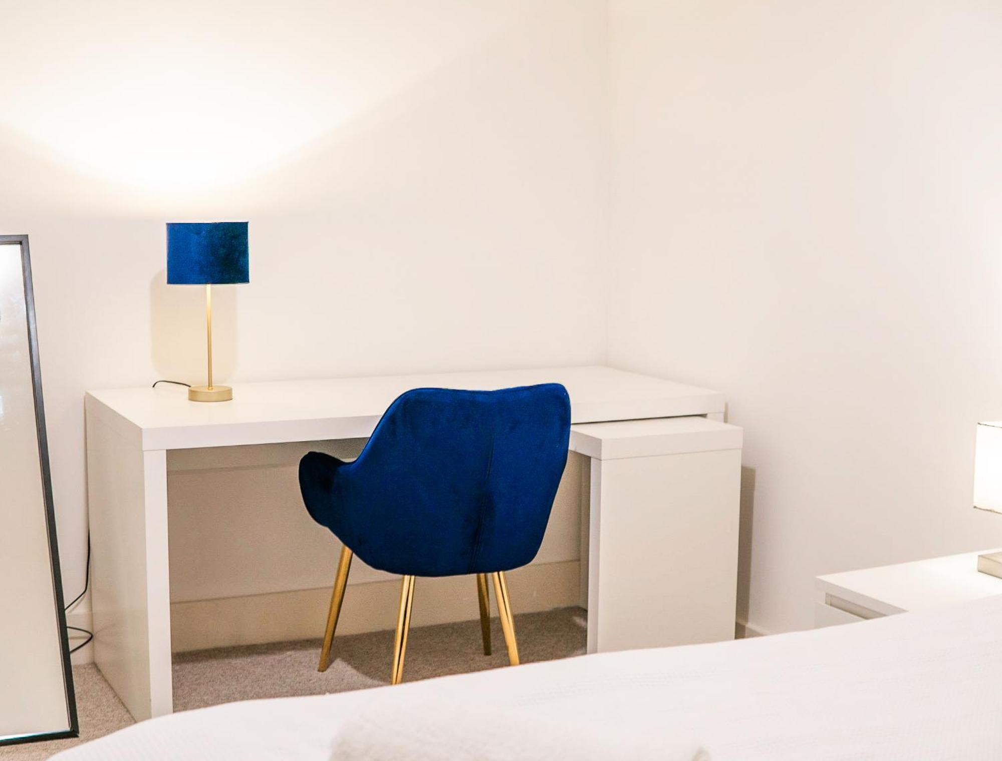 The Regency Suite - Modern 2-Bed 1-Bath Apartment Chertsey Buitenkant foto