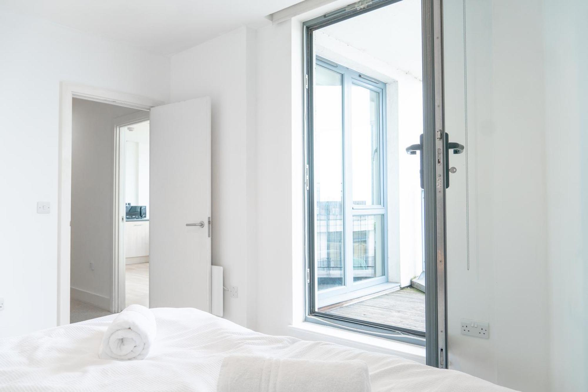 The Regency Suite - Modern 2-Bed 1-Bath Apartment Chertsey Buitenkant foto