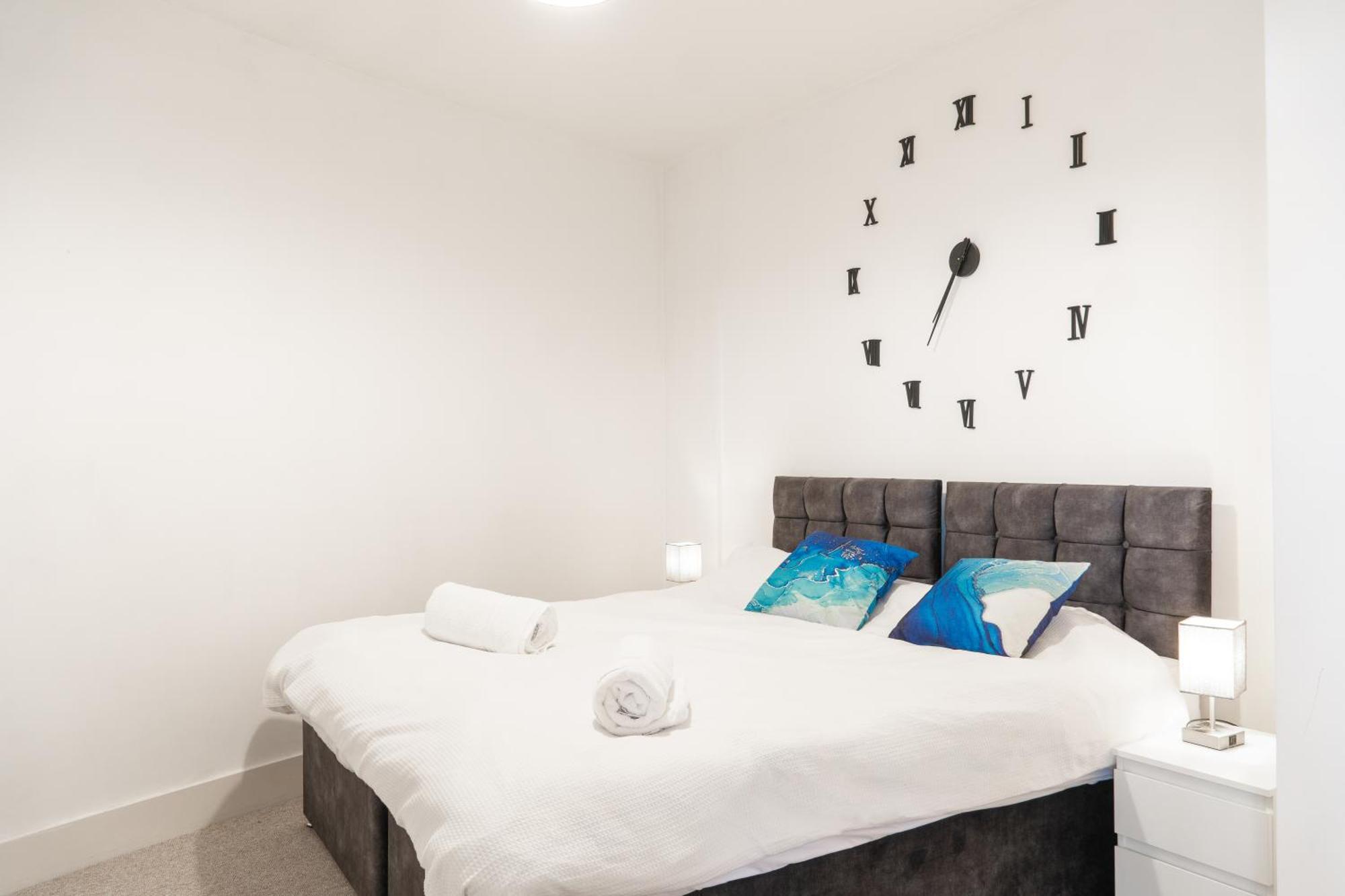 The Regency Suite - Modern 2-Bed 1-Bath Apartment Chertsey Buitenkant foto