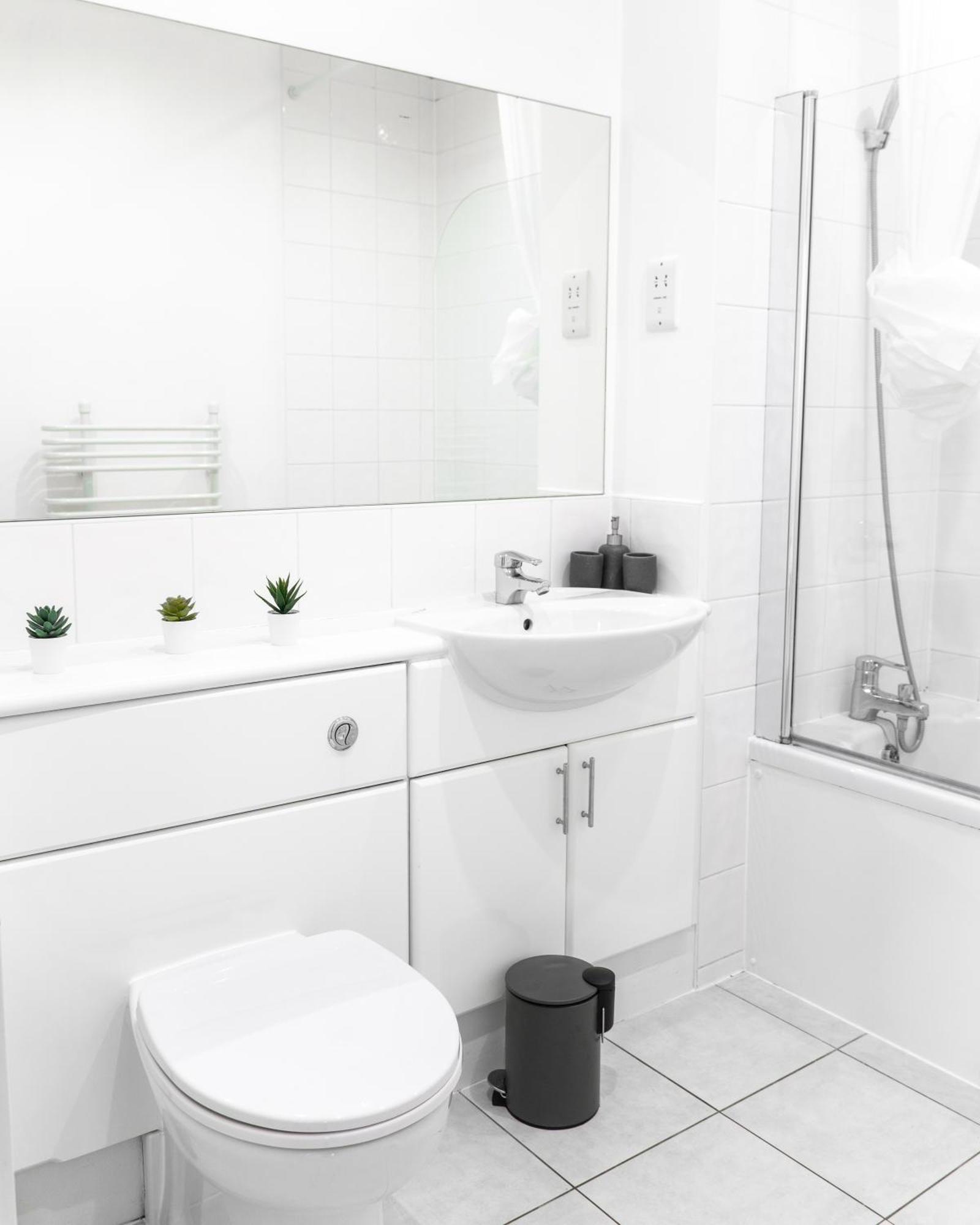 The Regency Suite - Modern 2-Bed 1-Bath Apartment Chertsey Buitenkant foto