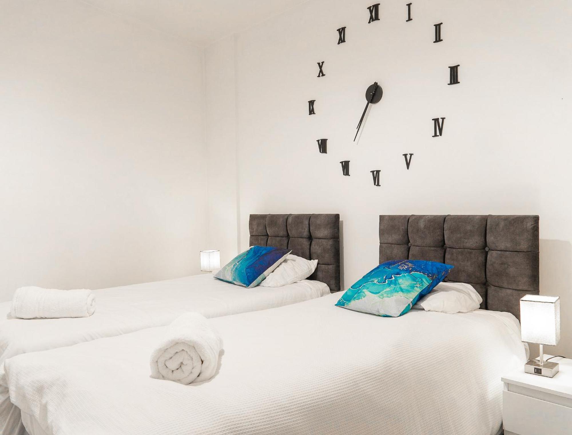 The Regency Suite - Modern 2-Bed 1-Bath Apartment Chertsey Buitenkant foto