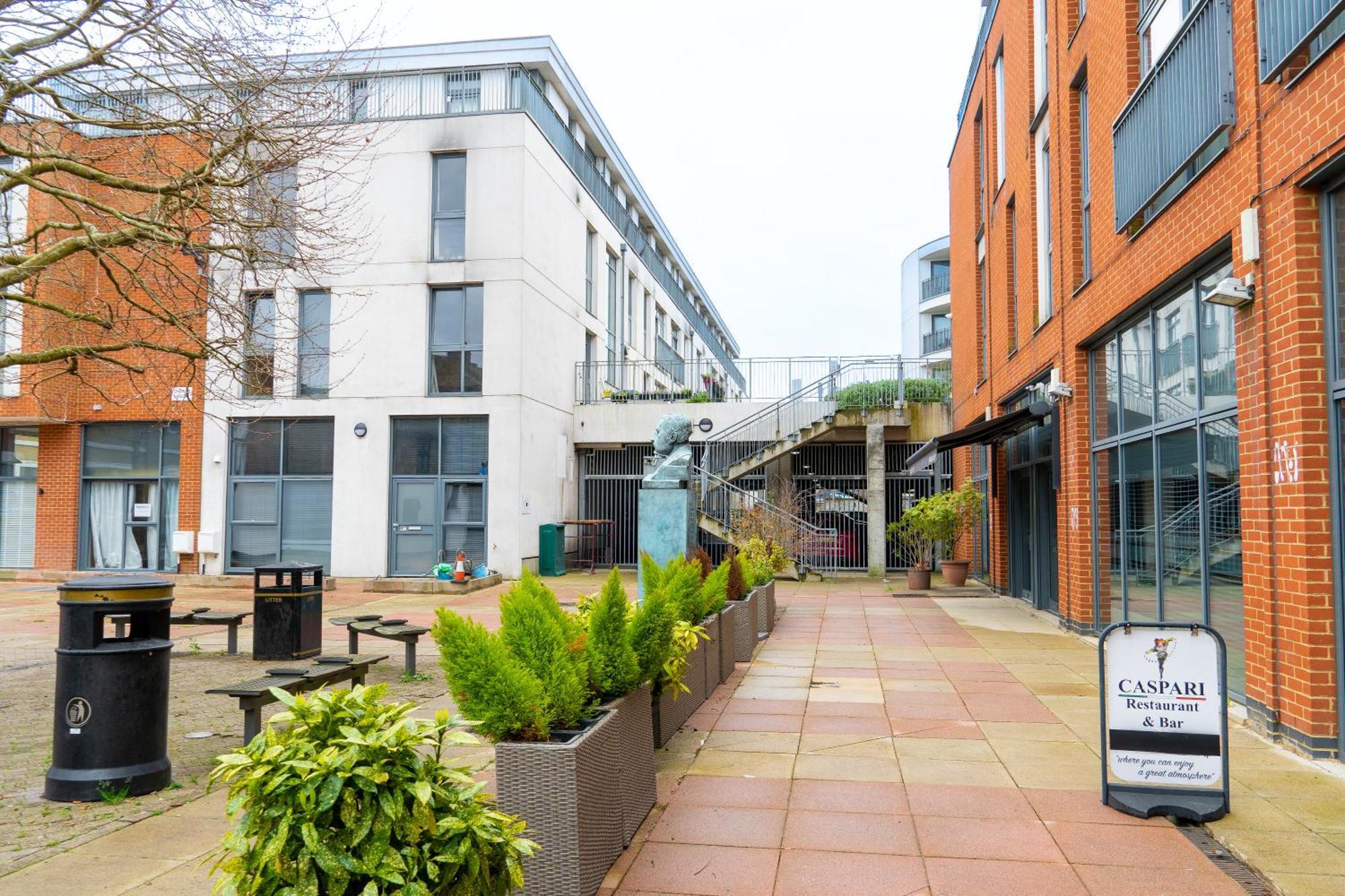 The Regency Suite - Modern 2-Bed 1-Bath Apartment Chertsey Buitenkant foto