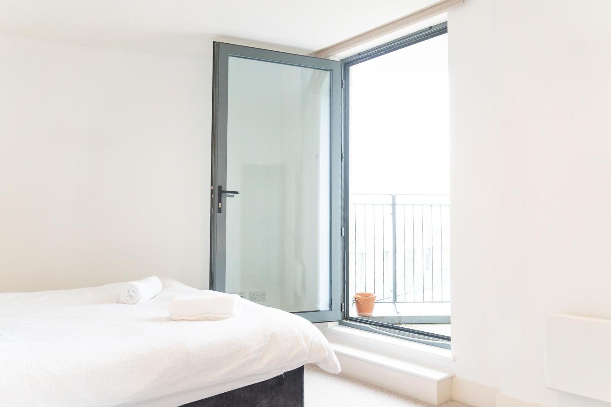 The Regency Suite - Modern 2-Bed 1-Bath Apartment Chertsey Buitenkant foto