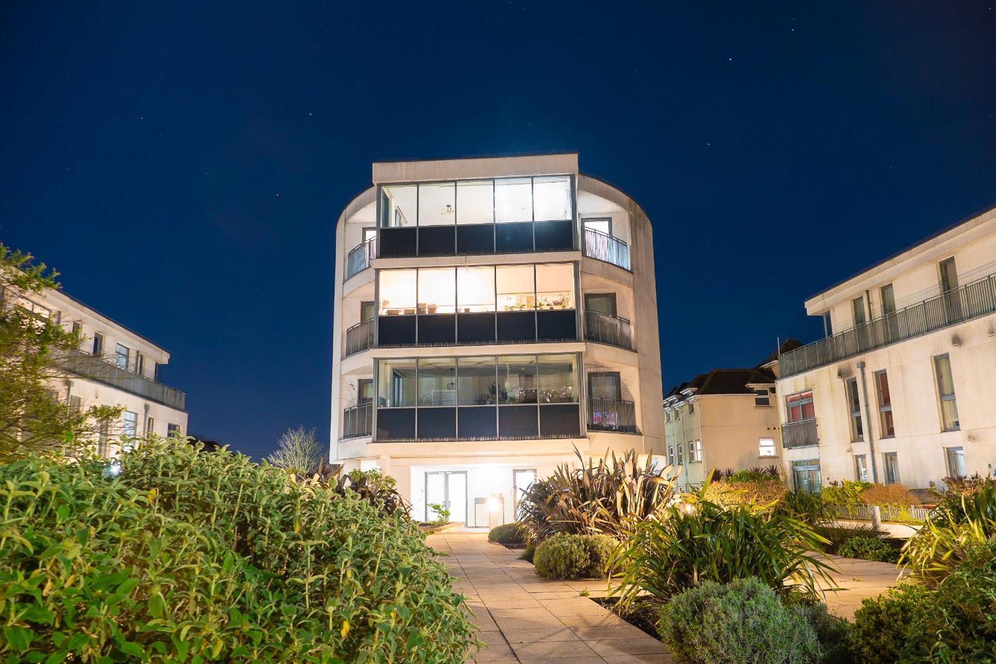 The Regency Suite - Modern 2-Bed 1-Bath Apartment Chertsey Buitenkant foto